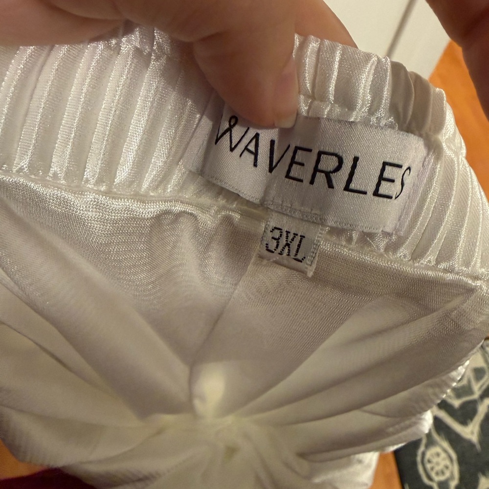 Waverles Pleated Set in Dove - Picture 9 of 9